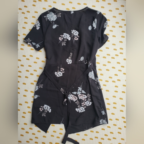 Dynamite black floral wrap tunic/blouse size small - Picture 2 of 4